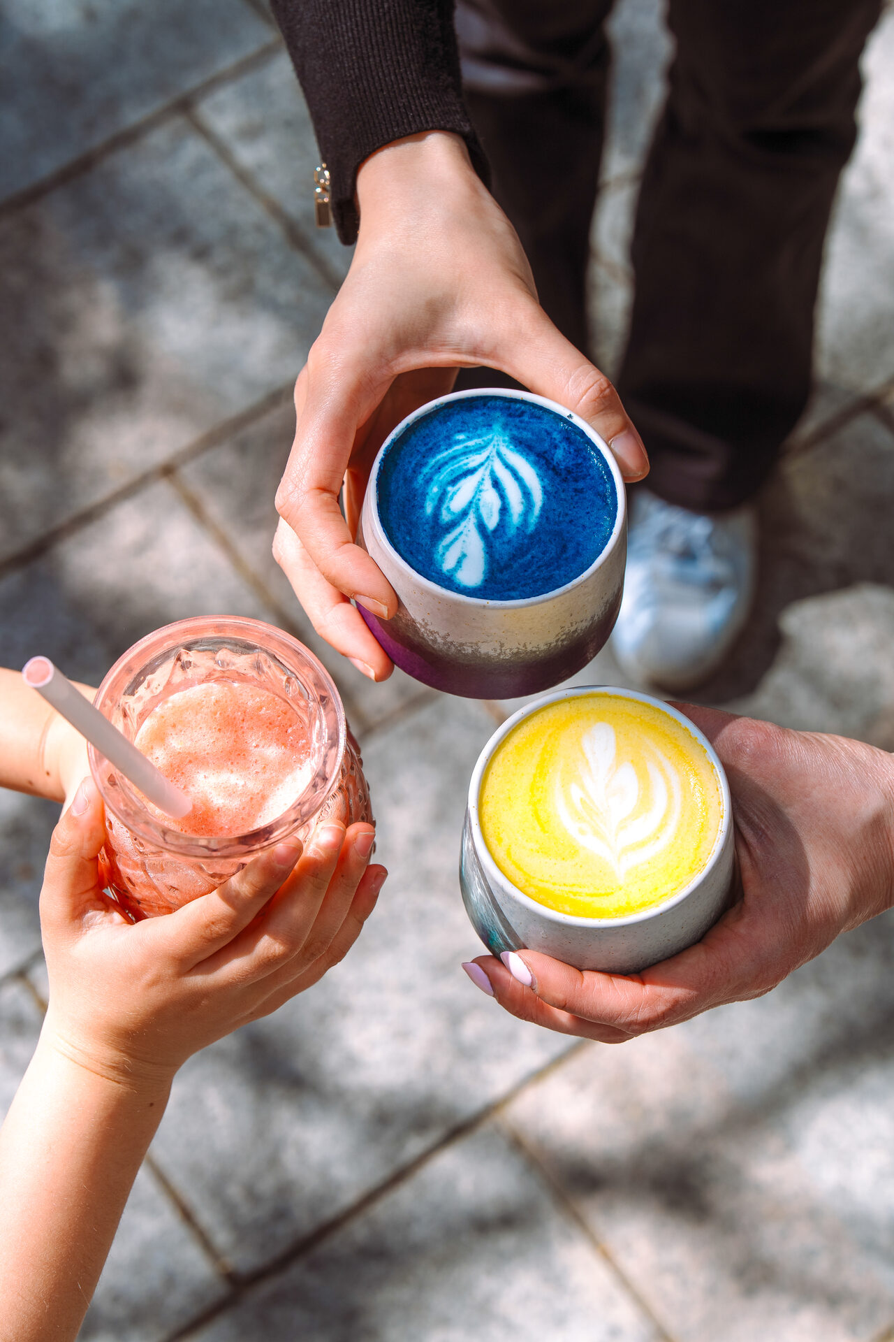 Lattes de colores en Bali Coffee Girona